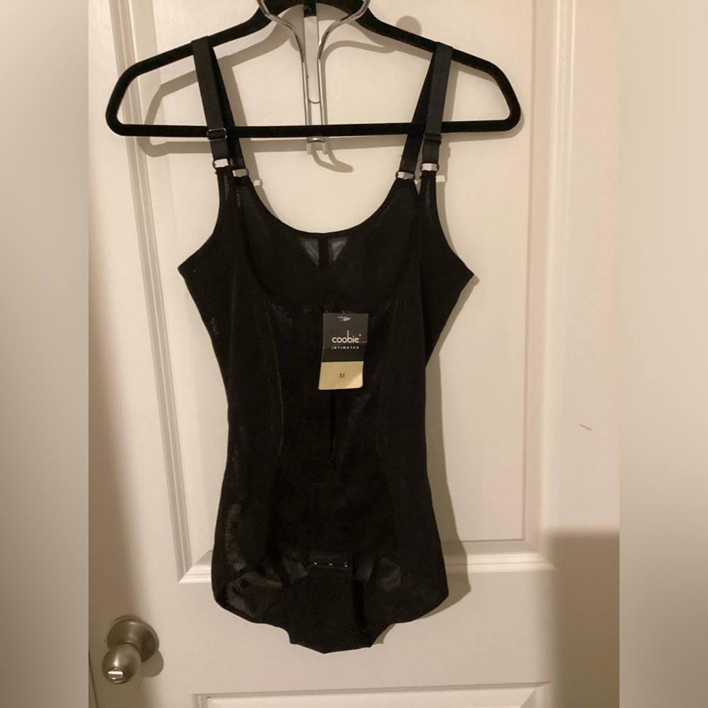 Coobie NWT black body shaper hook and eye with zipper. Size Medium.